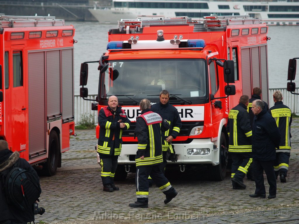 Neue LF`s fuer Koeln Uebergabe in Koeln Deutz an den Wachen  P120.JPG
